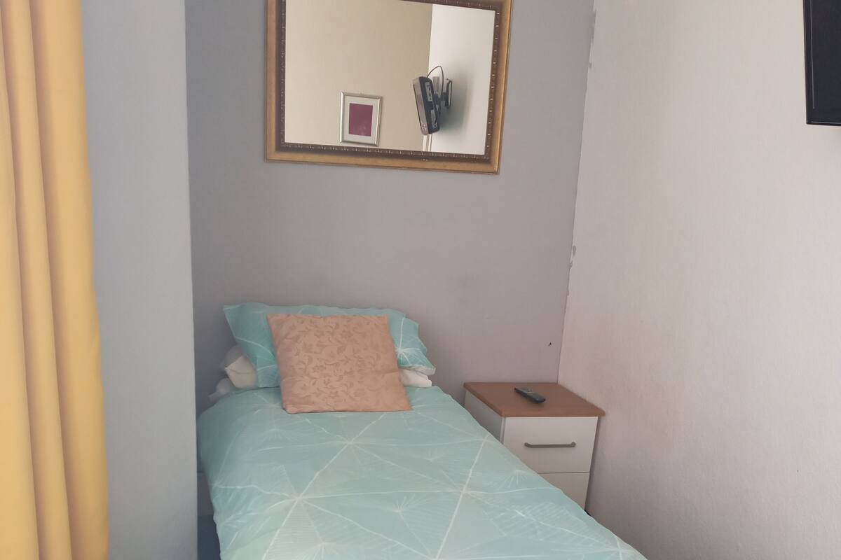 Een bureau, verduisterende gordijnen, een strijkplank/strijkijzer
