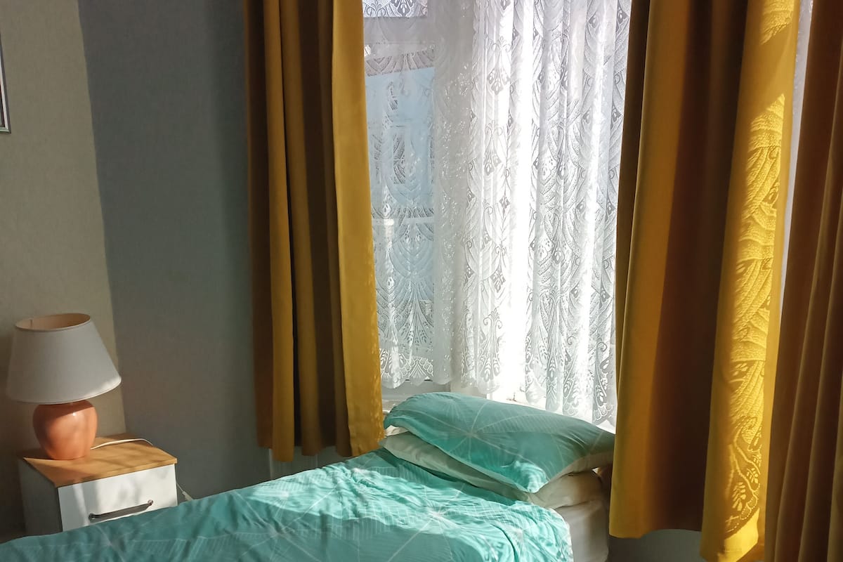 Comfort Twin kamer | Een bureau, verduisterende gordijnen, een strijkplank/strijkijzer