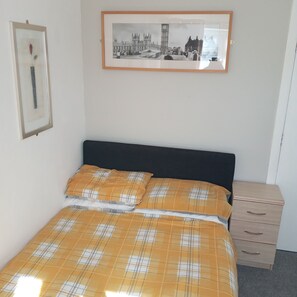 Desk, blackout curtains, iron/ironing board, bed sheets - White Lodge In (Blackpool)