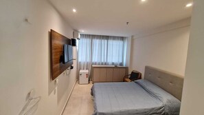 1 slaapkamer, een bureau, beddengoed