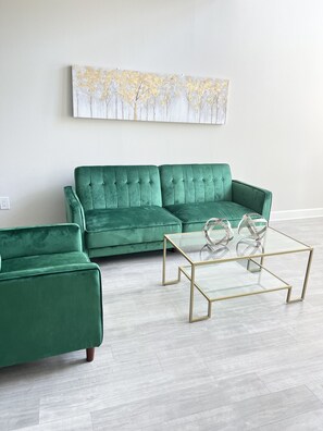 Living area - Lovely 3 bdrm 1mile to Beverly Center and The Grove (Topanga)