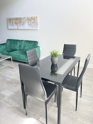 Dining - Lovely 3 bdrm 1mile to Beverly Center and The Grove (Topanga)