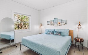 1 slaapkamer, een kluis op de kamer, een bureau