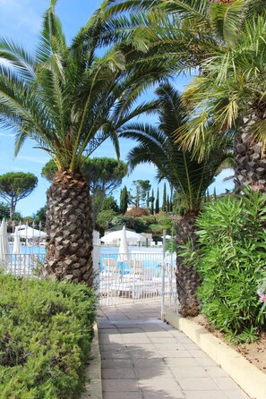 Property grounds - Renovated 2-room apartment Terrace Sea view - Fibre - Covered parking. - Pools included (Saint-Raphaël)
