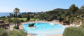 Outdoor pool, a heated pool - Renovated 2-room apartment Terrace Sea view - Fibre - Covered parking. - Pools included (Saint-Raphaël)