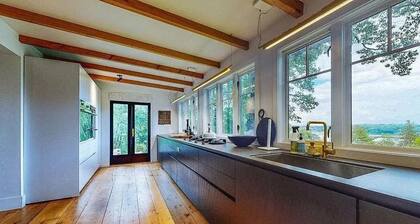 English style country cottage with Hudson River views! 5 mins from HITS