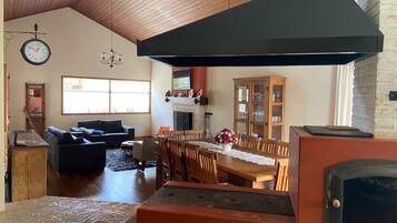 Una Smart TV, una chimenea, un reproductor estéreo