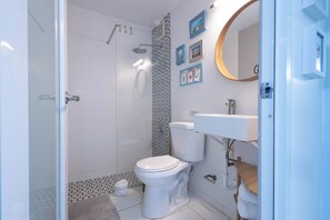 Combined shower/bathtub, towels, soap, shampoo