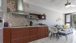 Eine moderne Küche mit einer zentralen Kochinsel, integriertem Mikrowellenherd und Deckenventilator.