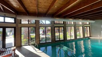 Alberca techada y 3 albercas al aire libre