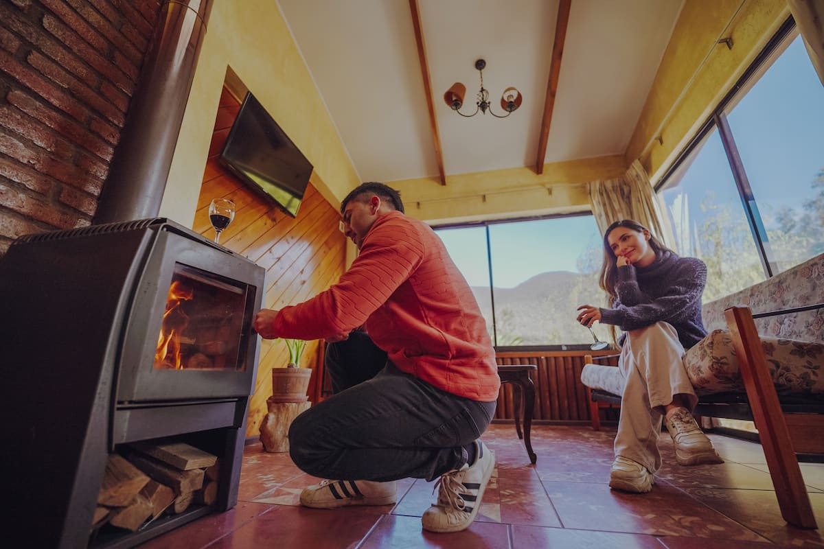 Cabane Familiale, vue lagon | Salle de séjour | Télévisions à écran plasma, cheminée, baby-foot