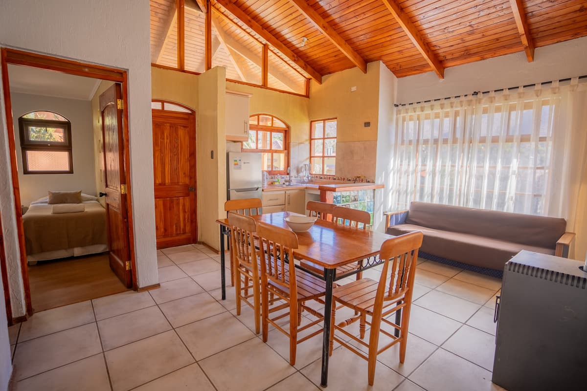 Appartement Familial, 2 chambres | Coin séjour | Télévisions à écran plasma, cheminée, baby-foot