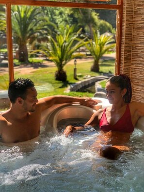 อโรมาเธอราพี, การนวดแบบดีพทิชชู, การนวดกดจุด, ทำเล็บ, บริการนวด