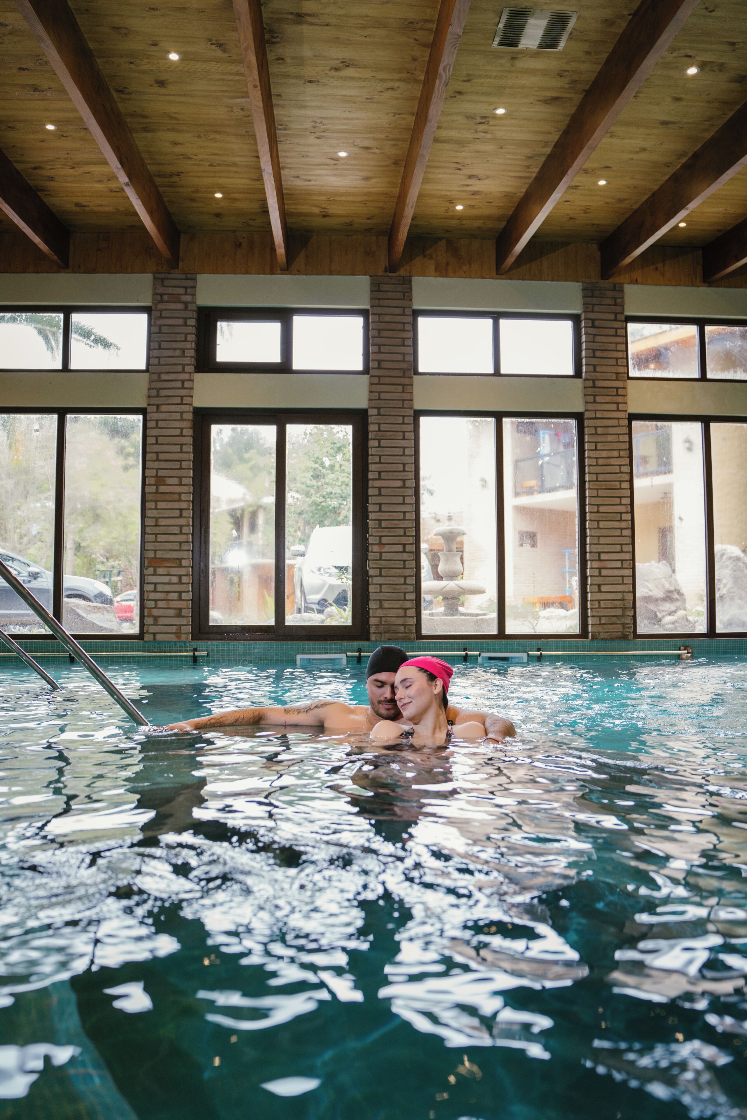 Una piscina cubierta, 3 piscinas al aire libre