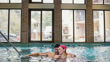 Una piscina cubierta, 3 piscinas al aire libre