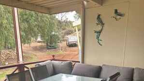Outdoor dining - Quaint River Shack (Caloote)