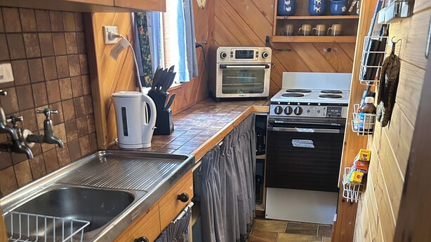 Coffee/tea maker, fridge, microwave, stovetop - Quaint River Shack (Caloote)
