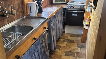 Køleskab, mikrobølgeovn, kogeplade, kaffe-/temaskine