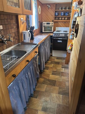 Kühlschrank, Mikrowelle, Herdplatte, Wasserkocher mit Kaffee-/Teezubehör