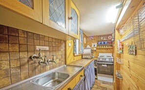 Fridge, microwave, stovetop, coffee/tea maker - Quaint River Shack (Caloote)