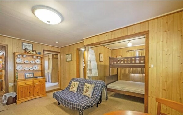 3 bedrooms, free WiFi, bed sheets - Quaint River Shack (Caloote)