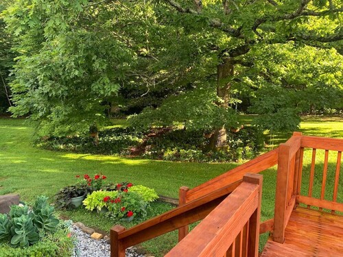 Modern FarmHouse and Barnhouse with Mountain Views on 8+ acres, creek