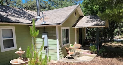 Cute & Cozy! Julian Mt. cabin. Hiking, wineries, brewery. All season getaway.