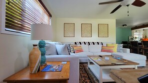 Smart TV - Modern, Fully Stocked, Nob Hill Home (Albuquerque)