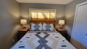 4 bedrooms, desk, iron/ironing board, WiFi - Modern, Fully Stocked, Nob Hill Home (Albuquerque)