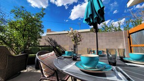 Outdoor dining - Modern, Fully Stocked, Nob Hill Home (Albuquerque)