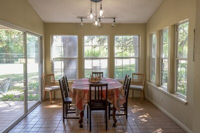 PeachTree Cottage near Lost Maples