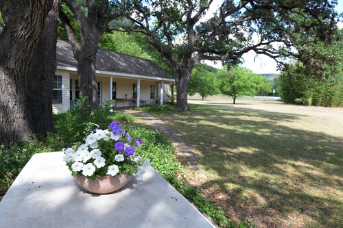 PeachTree Cottage near Lost Maples