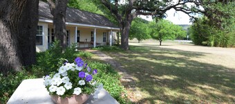PeachTree Cottage near Lost Maples