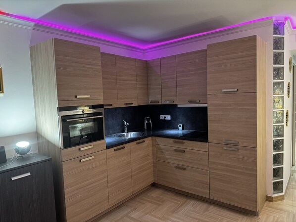 Jääkaappi, mikroaaltouuni, uuni, liesi