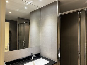 Suihku, hiustenkuivaaja, bidee, pyyhkeet