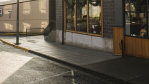 Un edificio de dos pisos con ventanas grandes y un letrero que dice 