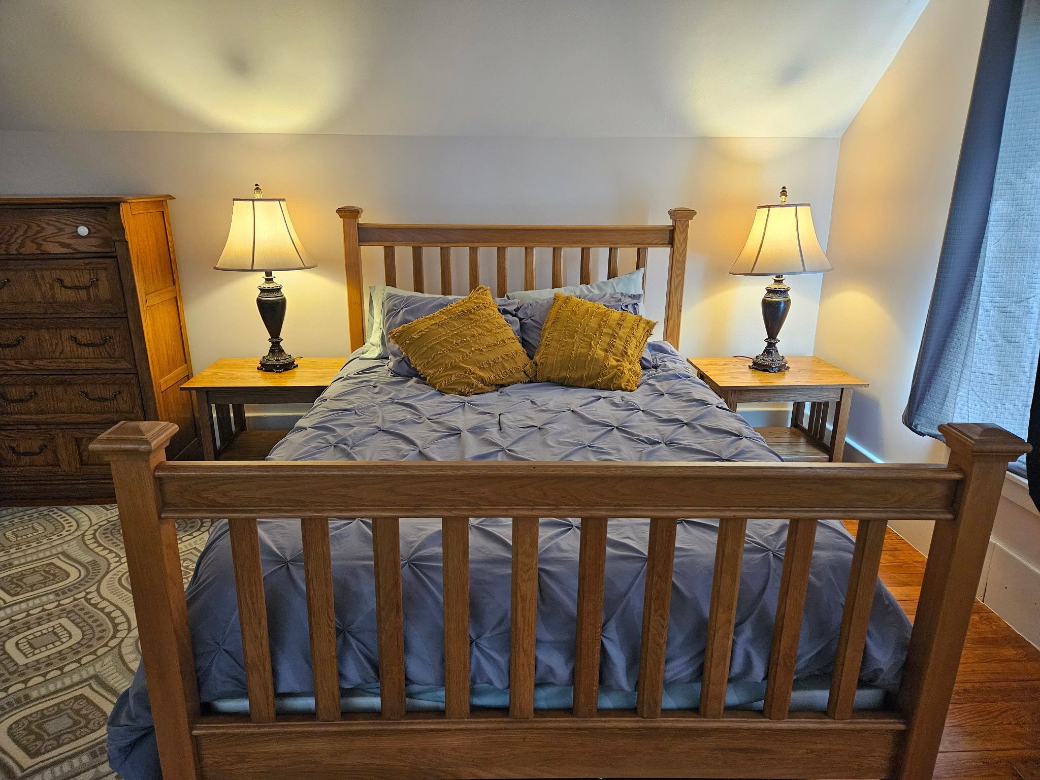 3 bedrooms, desk, bed sheets