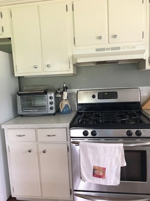 Fridge, microwave, oven, stovetop - Flinthills Premier Getaway (Severy)