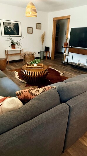Living area - Lovely Spacious Home In Downtown White Salmon (White Salmon)