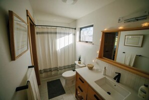 Een bad, een haardroger, handdoeken, zeep