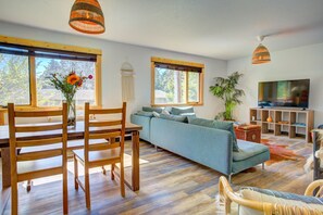 Smart TV - Beautiful Spacious Home in Downtown White Salmon (White Salmon)