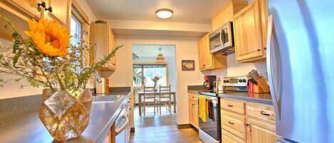 Geladeira, micro-ondas, fogão, cooktop