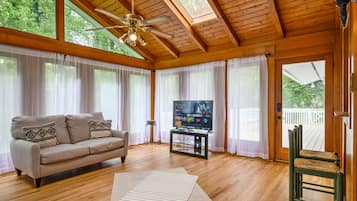 Televisión, futbolito y bocina smart