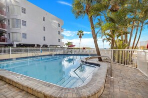 حمّام سباحة مُدفَّأ