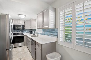 冰箱、微波炉、烤箱、炉灶