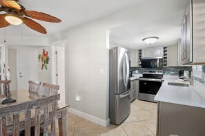 冰箱、微波炉、烤箱、炉灶