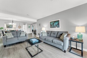 Smart TV, fireplace - 3 Pools, Year Round Indoor pool and Hot tub, Gorgeous and Fun/10th Tee, WALK IN (Branson)