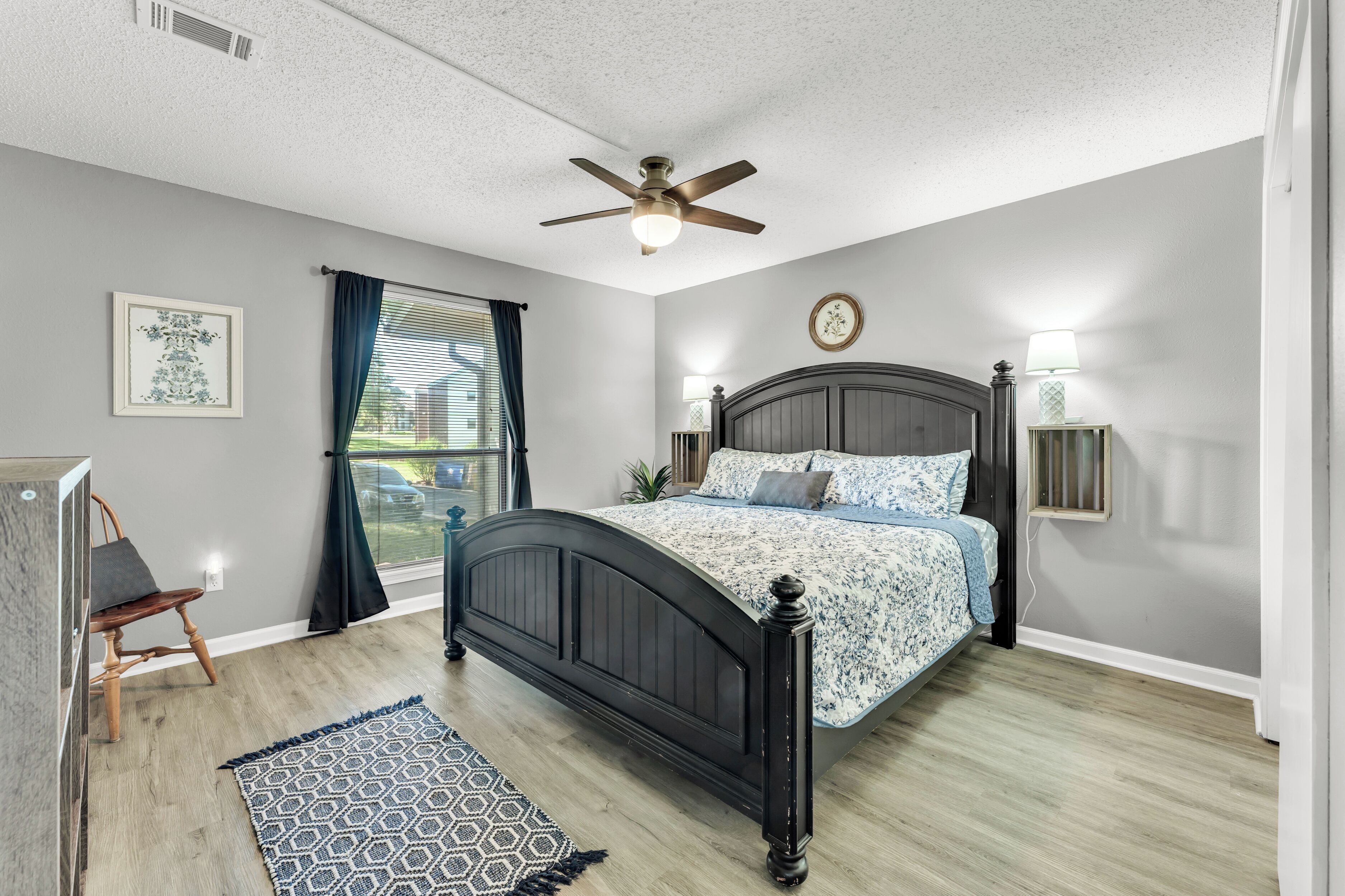 2 bedrooms, desk, iron/ironing board, travel cot