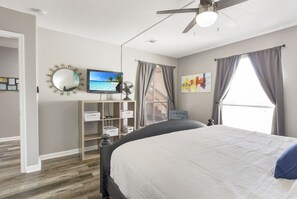 2 bedrooms, desk, iron/ironing board, travel crib - 3 Pools, Year Round Indoor pool and Hot tub, Gorgeous and Fun/10th Tee, WALK IN (Branson)