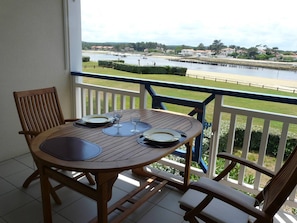 Outdoor dining - Beautiful apartment classified 3 * for 4 to 6 people 1 km from the beach of MIMIZAN (MIMIZAN PLAGE)